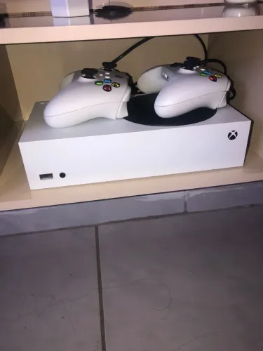 Vendo Xbox Séries S todo em ótimo estado dois controles originais funcionando perfeirament