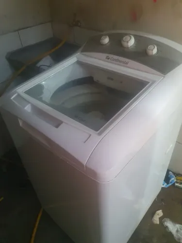 Máquina de lavar com pequeno detalhe 