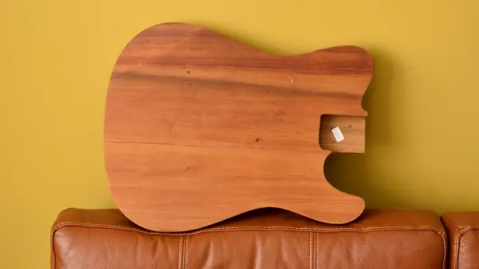 Corpo pré cortado para guitarra Telecaster topo araucária (C237)