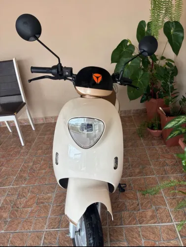 SCOOTER RETRÔ YADEA MH6 BEGE- AUTOPROPELIDO