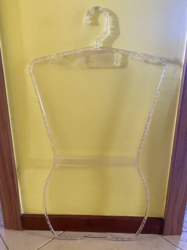 Cabide silhueta de acrílico 