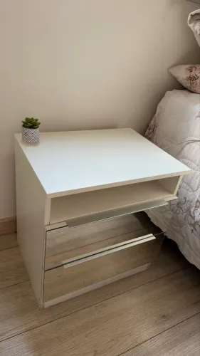 Mesa de cabeceira criado