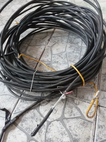 Fio elétrico e uma bicicleta