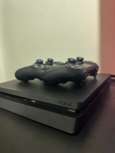 Ps4 Slim - 1TB + 2 controles