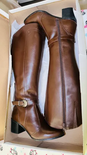 BOTA DE COURO CANO ALTO - TAM 37 - COR CAFÉ - R$ 300,00