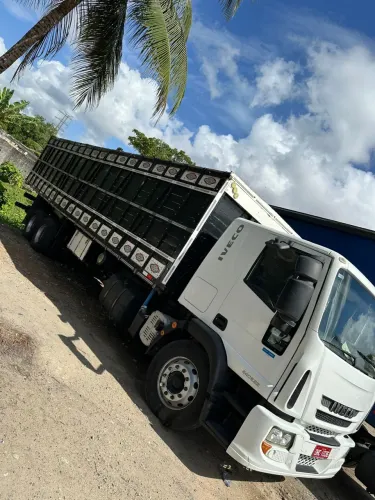 Caminhão boiadeiro Iveco