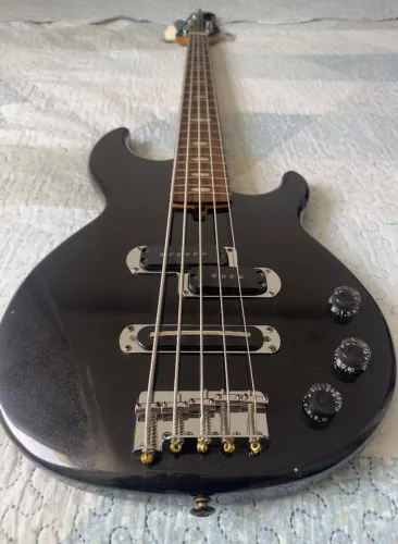 Contra baixo Yamaha BB415