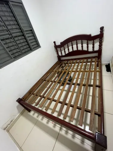 Cama de madeira 