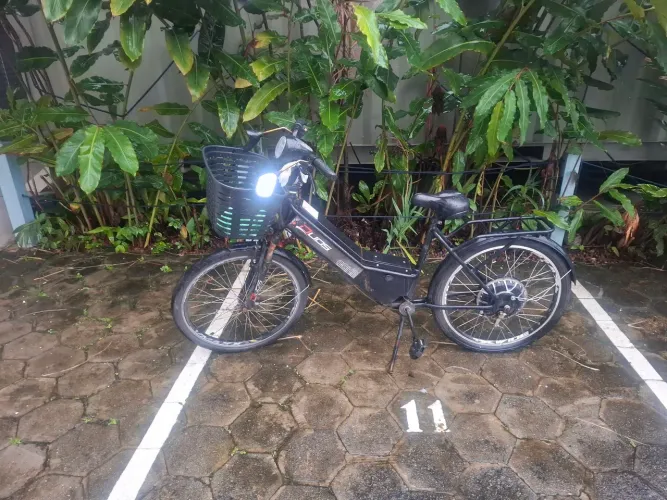 Bicicleta elétrica usada (precisa de reparos) + extensão 20m e capa para chuva