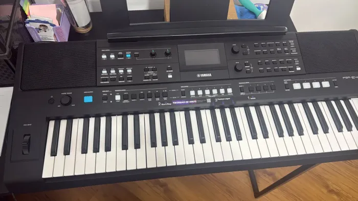 Teclado Yamaha PSR E483 + Pedal Sustain