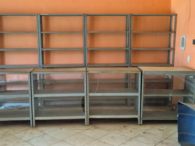 VENDO 13 PRATELEIRAS E 13 BALCÕES.