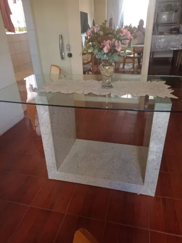 Linda mesa de vidro com base em granito 