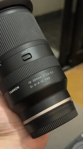 Lente Tamron 18-300 Mm F/3.5-6.3 Di Iii-a Vc Vxd Sony E Apsc Arri Standard Preto