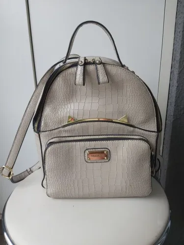 Bolsa ,estilo mochila marca Veryrio