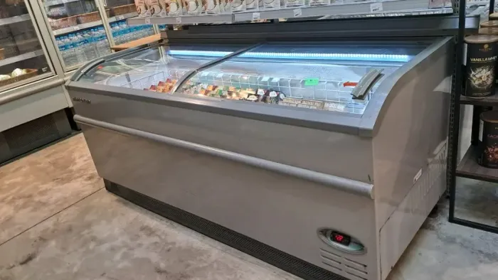 FREEZER HORIZONTAL ILHA ELETROFRIO VIDRO CURVO DESLIZANTE