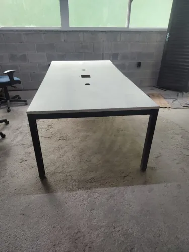 MESA PARA SALA DE REUNIÃO TAMPO EM MADEIRA E PÉS EM FERRO 2,20 X 1,10