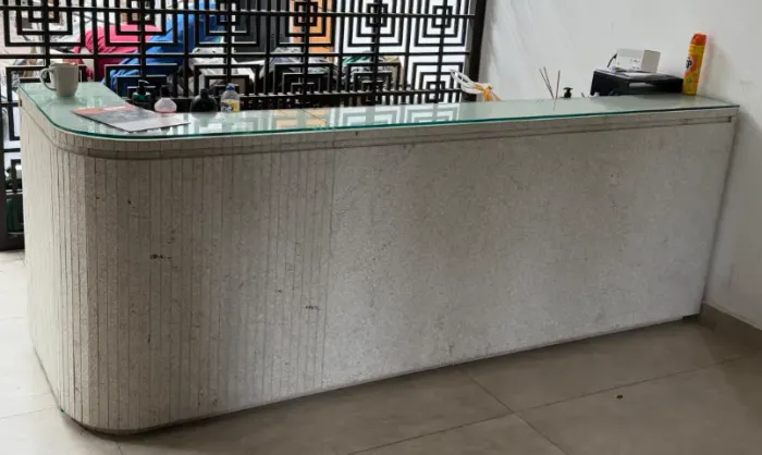 Balcão de Recepção em Granito Natural com Vidro - 2 Metros - Sob Medida
