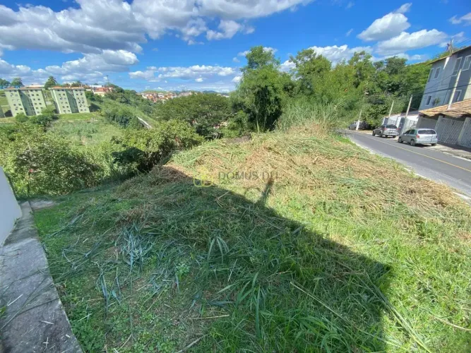 Excelente Terreno 451m² em Declive Suave com vista no Santa Rosa em Barra Mansa-RJ