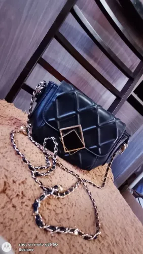 Bolsinha de ombro preta com alça detalhe dourado