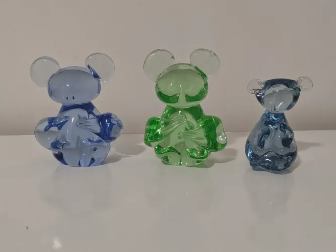 Três ursinhos de vidro coloridos