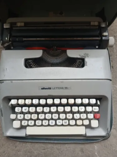 Máquina de escrever olivetti lettera 35