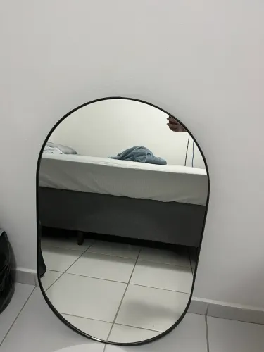 Espelho oval com moldura preta