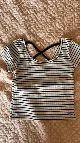Blusa listrada com decote nas costas
