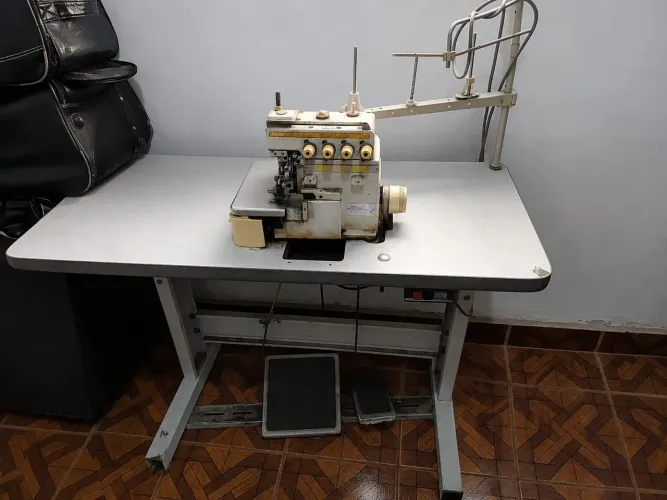Máquina Overloque Industrial Yamata
