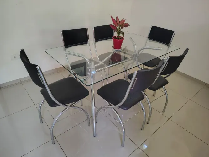 Mesa com seis cadeiras