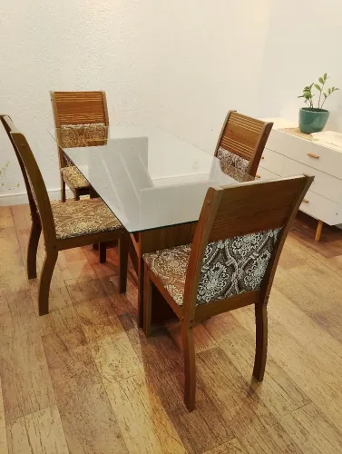 Mesa de jantar grande com 4 cadeiras