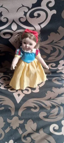 Boneca branca de neve em porcelana decorativa 