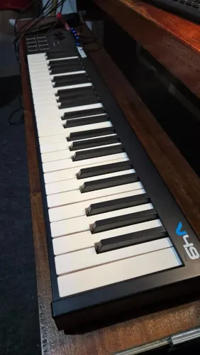 Controlador MIDI Alesis V49 - Ótimo estado!