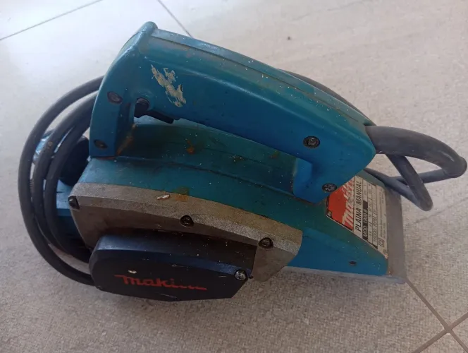 Plaina elétrica manual Makita