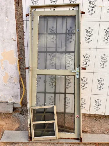 PORTA DE FERRO COM VIDRO + JANELA BASCULANTE + PORTAL