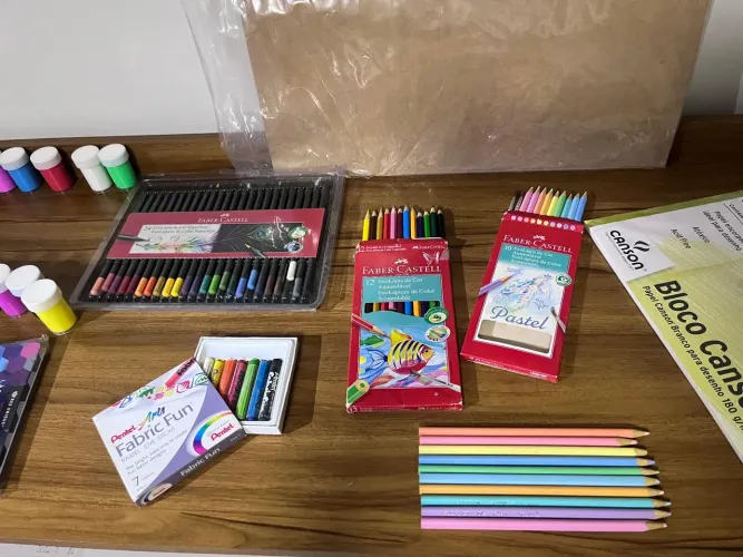 Kit artista: Materiais de pintura e desenho