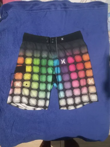 VENDO BERMUDA DA HURLEY ESTA SEM CADARÇO