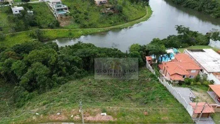 Terreno no condomínio Lago Dourado 2.436m2 fundo com o lago