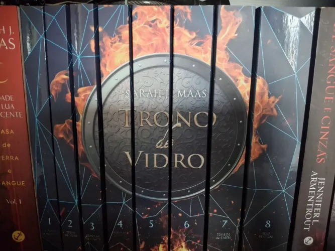 Box Trono de Vidro novinho