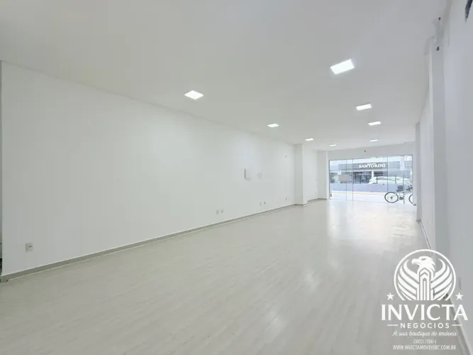 Sala Comercial para Alugar em Meia Praia  Itapema com Vitrine e Estacionamento