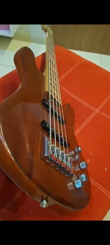 Baixo Jazz bass 5 cordas com caps Fender
