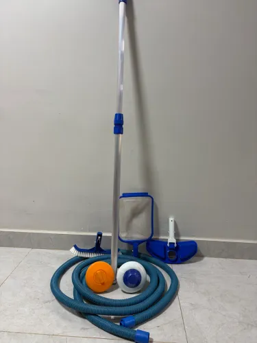 Vendo kit completo para limpeza e manutenção de piscina, em ótimo estado.