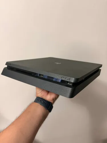 PS4 - 1 jogo e 1 Controle