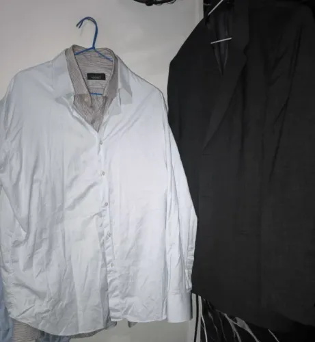 Conjunto clássico da Zara composto por um blazer e duas camisas