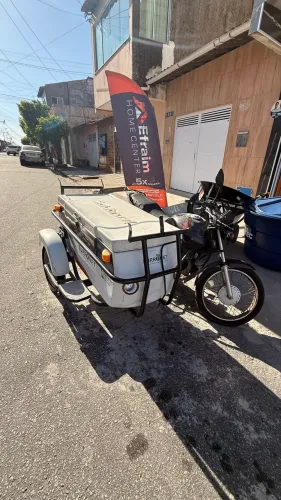 MOTO COM BAÚ LEGALIZADO EM DETRAN E DOCUMENTO.