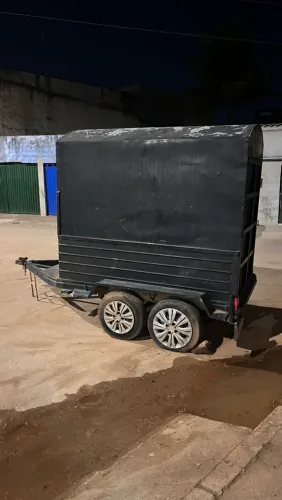 Carretinha fechada dois eixos