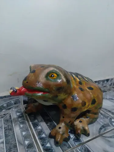 Sapo cururu em cimento