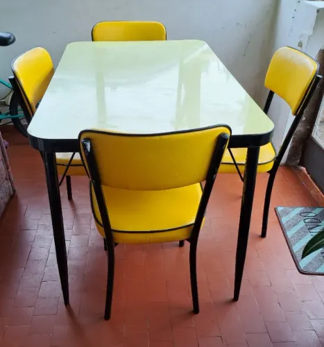 Mesa e cadeiras Tok&Stok