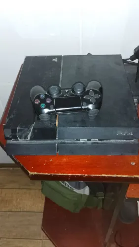 PS4 fat com mais três jogos e um teclado e mouse 