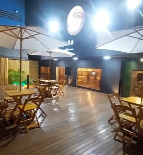 Oito Conjuntos de mesa e cadeira dobrável cor mel