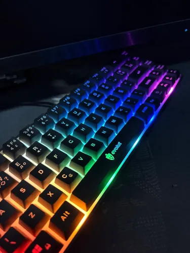 Teclado semi-mecânico, cor preto com RGB